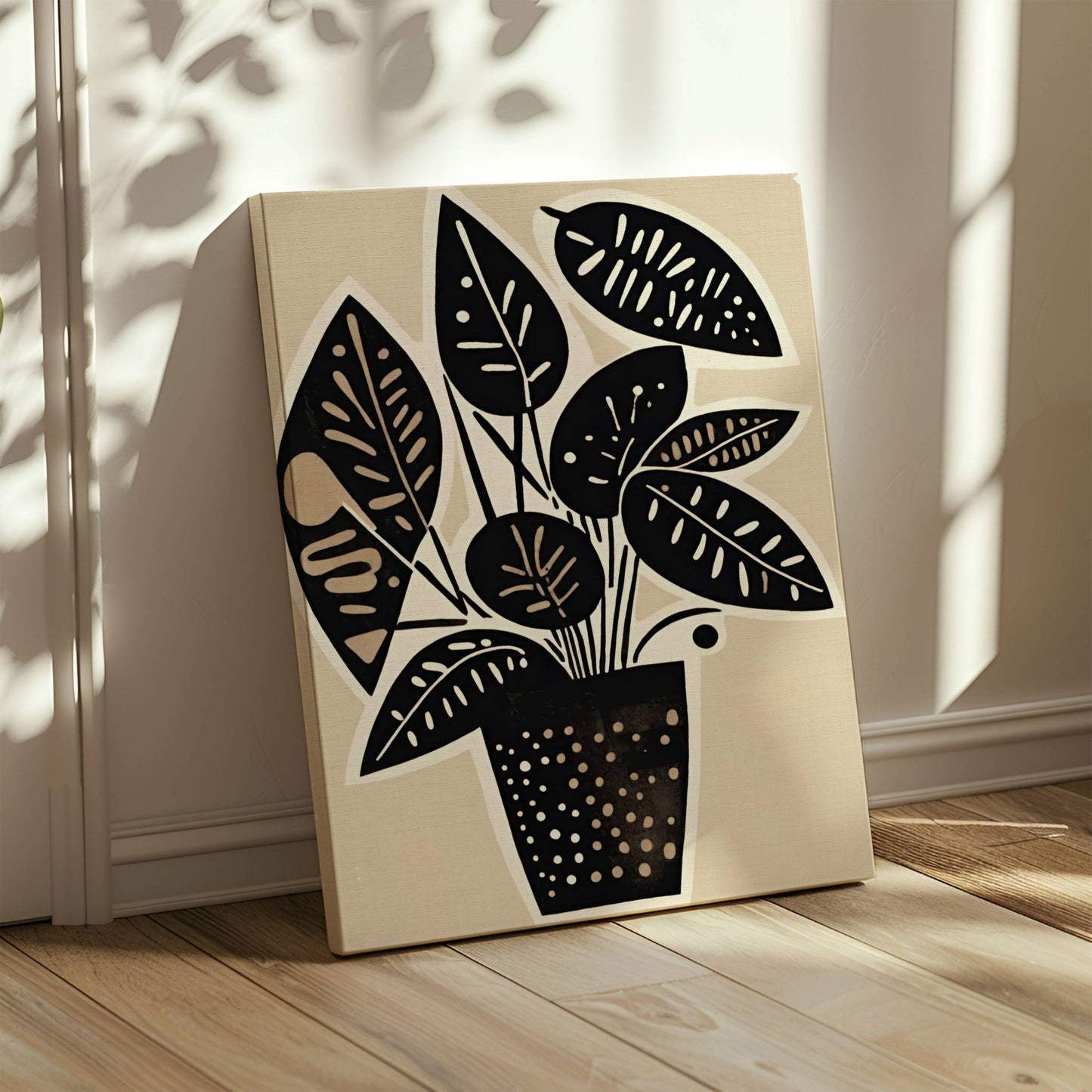 Noir Botanica kombinerer dristige, mørke blader med en kremet bakgrunn, noe som gir et trendy, men tidløst uttrykk. Illustrasjon viser motivet på lerret.