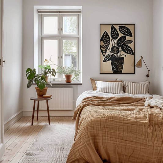 Noir Botanica kombinerer dristige, mørke blader med en kremet bakgrunn, noe som gir et trendy, men tidløst uttrykk. Illustrasjon viser motivet som plakat i sort ramme.