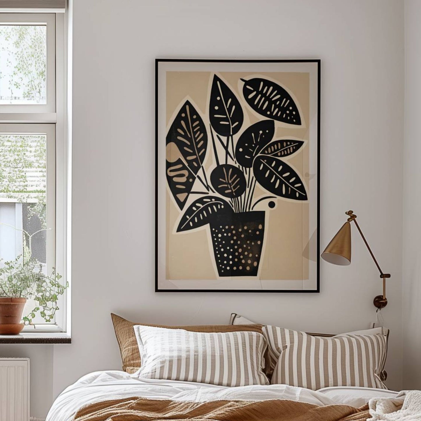 Noir Botanica kombinerer dristige, mørke blader med en kremet bakgrunn, noe som gir et trendy, men tidløst uttrykk. Illustrasjon viser motivet som plakat med hvit kant i sort ramme.