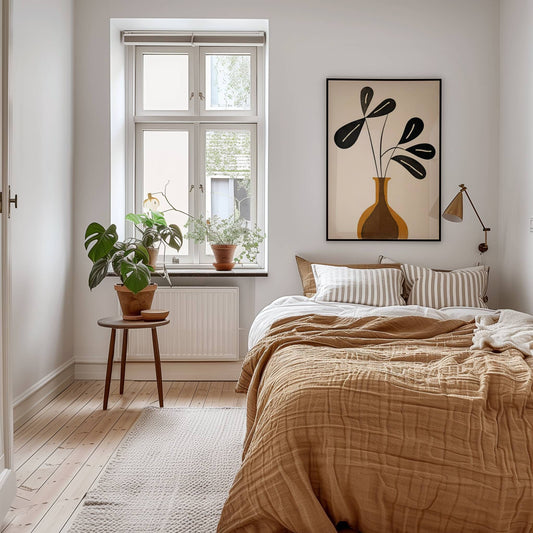 Vintage Vase er en elegant tolkning av klassisk botanisk kunst, der en stilisert vase med flytende organiske linjer skaper en sofistikert og varm estetikk. Illustrasjon viser motivet som plakat i sort ramme.