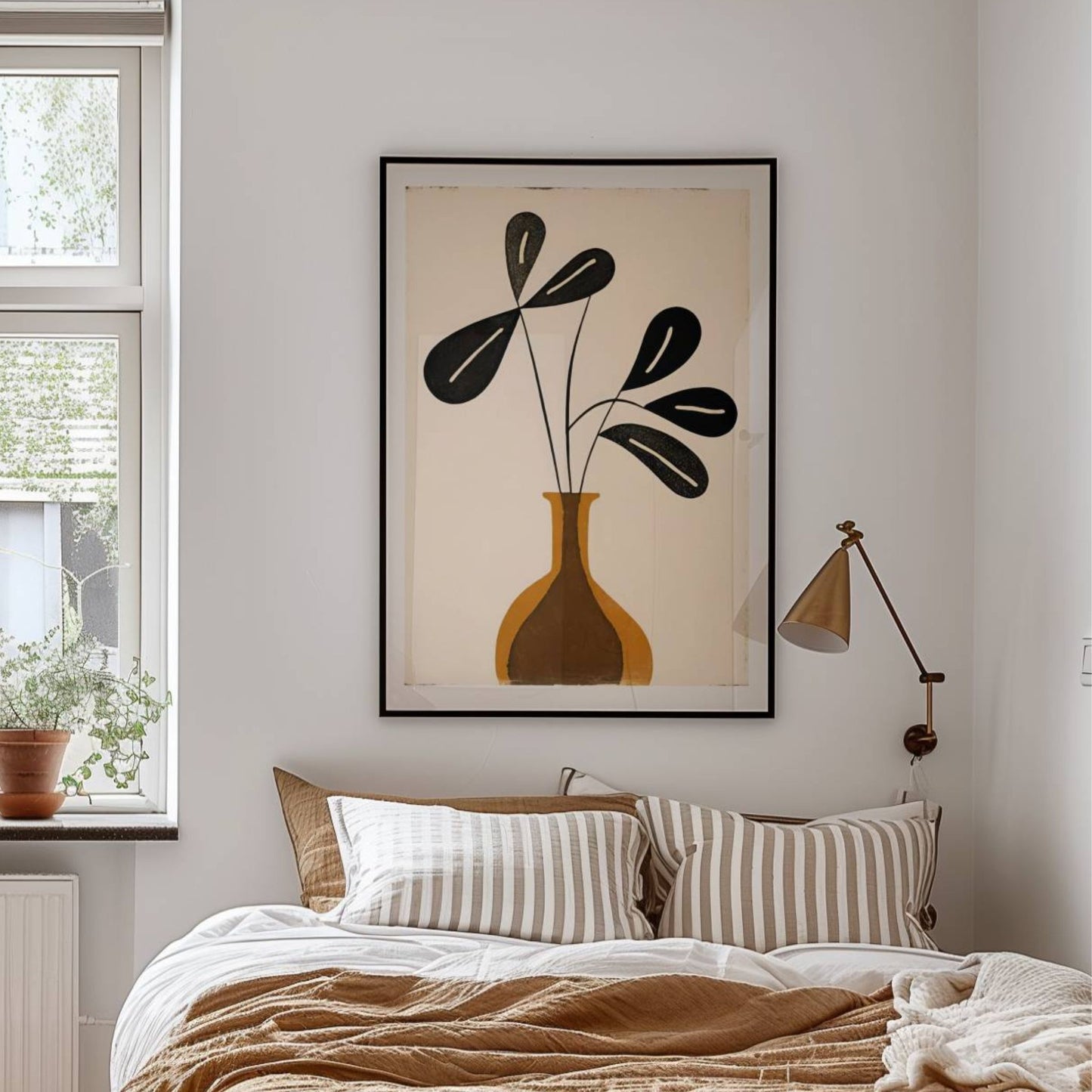 Vintage Vase er en elegant tolkning av klassisk botanisk kunst, der en stilisert vase med flytende organiske linjer skaper en sofistikert og varm estetikk. Illustrasjon viser motivet som plakat med hvit kant i sort ramme.