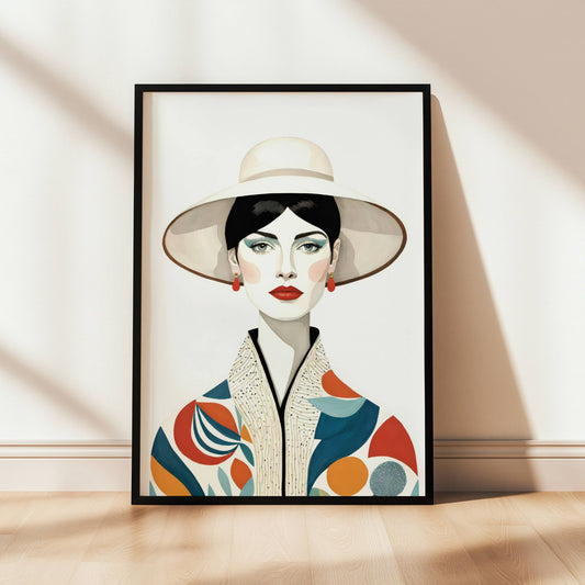 Denne plakaten viser en selvsikker kvinne med dristige røde lepper, en bredbremmet hatt og en fargerik, geometrisk mønstret jakke som skaper en harmonisk balanse mellom retro og moderne design. Illustrasjon viser plakat i sort ramme.