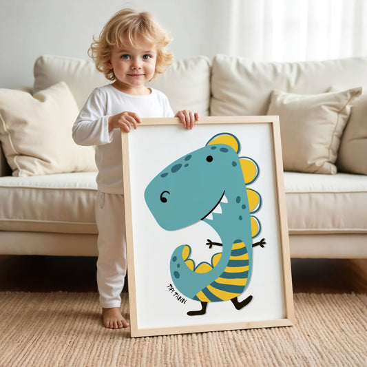 Sjarmerende blå dinosaur med stripete hale på lys bakgrunn. Illustrasjon viser plakat i eik ramme.
