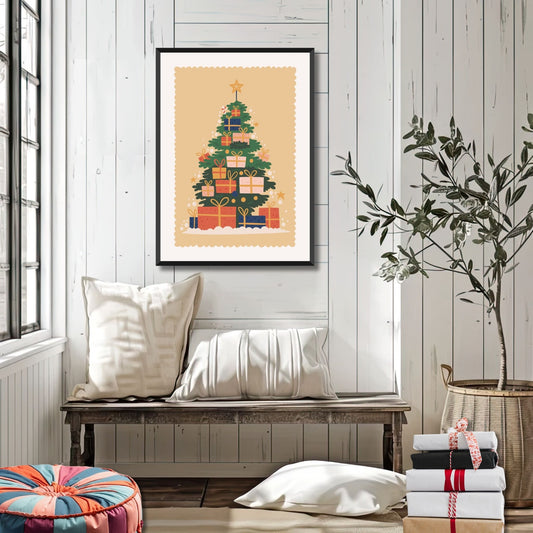 "Tradisjonelt Juletre" er en plakat som hyller den klassiske julestemningen med et rikt pyntet juletre og gaver under. Illustrasjonsfoto viser plakat i sort ramme.