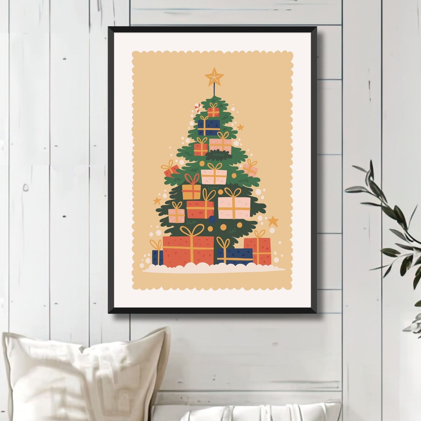 "Tradisjonelt Juletre" er en plakat som hyller den klassiske julestemningen med et rikt pyntet juletre og gaver under. Illustrasjonsfoto viser plakat i sort ramme.