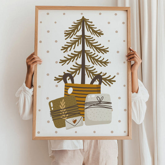 Et varmt og koselig motiv med et stilisert juletre og gaver i duse bruntoner. Illustrasjon viser plakat i eik ramme.