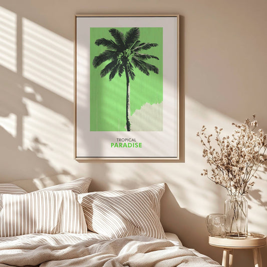 La den tropiske roen fylle rommet med Tropical Paradise – grønn palme plakat. Med en sterk grønn bakgrunn og stilren palmesilhuett får du en moderne og avslappet look. Illustrasjon viser plakat i eik ramme.
