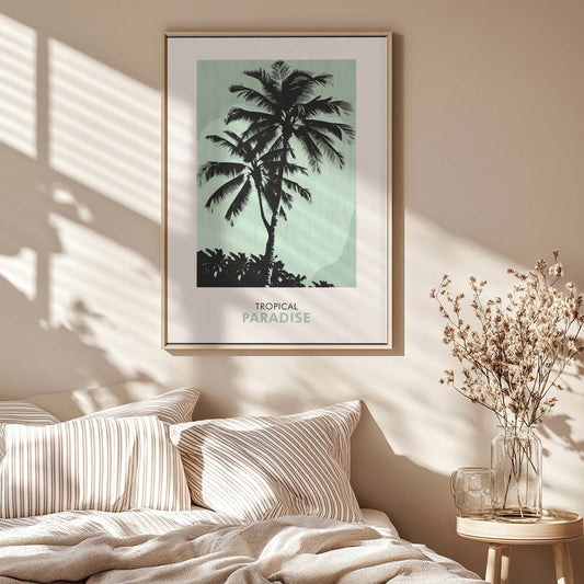 Denne klassiske palmeplakaten i svart og dus grønn gir et elegant og stilrent uttrykk. Illustrasjon viser plakat i eik ramme.