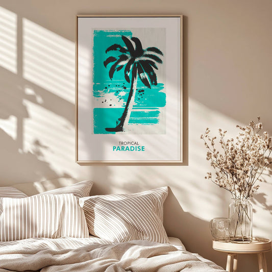 Frisk opp veggene med Tropical Paradise – turkis retro palmeplakat. Den slitte, grafiske stilen og de kraftige turkise tonene gir et vintage preg med strandstemning. Illustrasjon viser plakat i eik ramme.