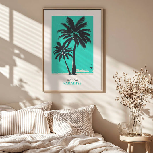 Tropical Paradise – dobbel palme plakat kombinerer to elegante palmer med en avslappet turkis bakgrunn. Illustrasjon viser plakat i eik ramme.