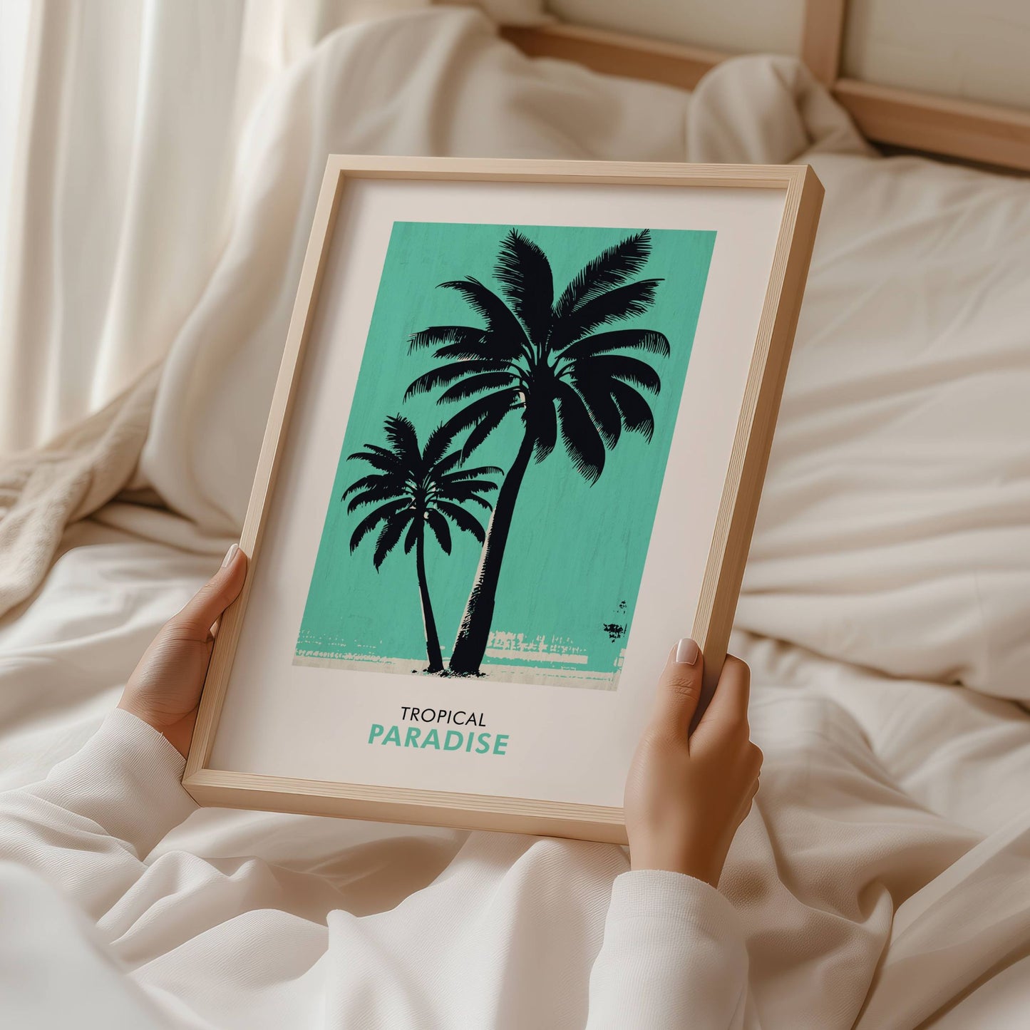 Tropical Paradise – dobbel palme plakat kombinerer to elegante palmer med en avslappet turkis bakgrunn. Illustrasjon viser plakat i eik ramme.