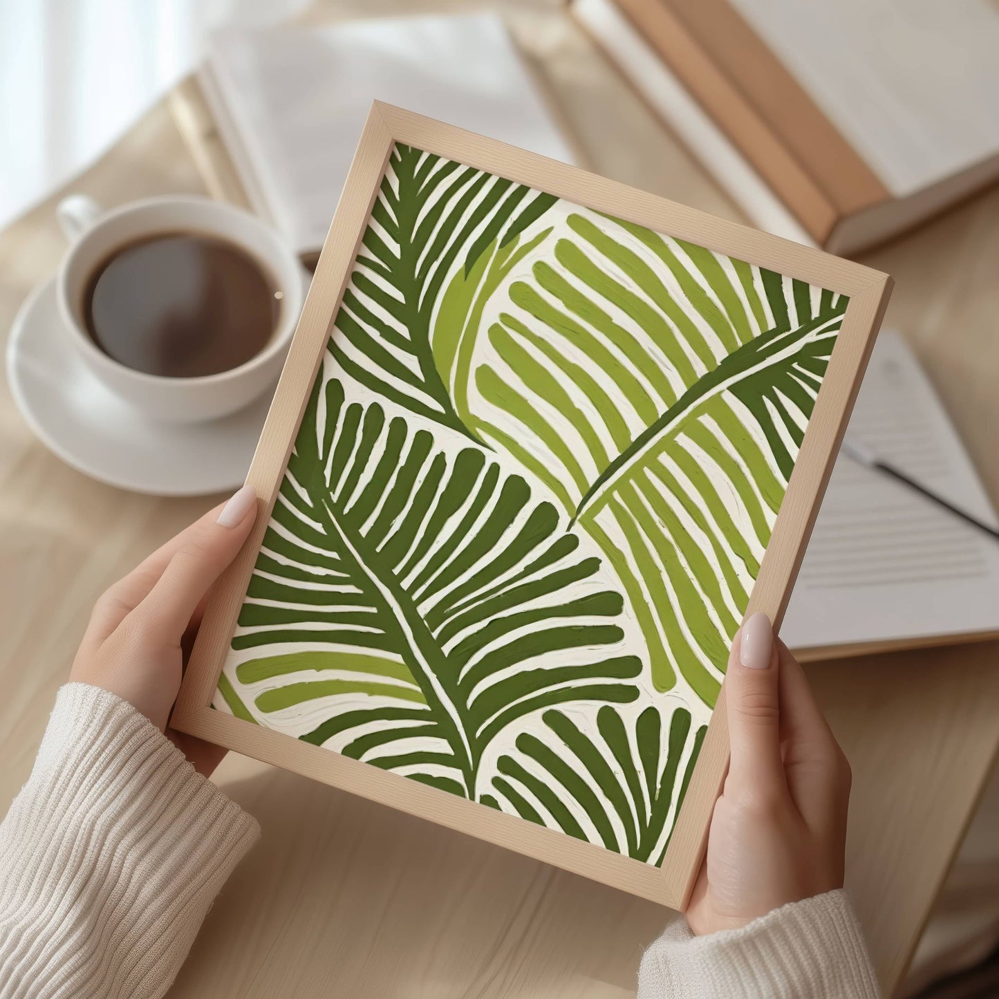 Frisk opp hjemmet ditt med Tropical Essence, en vakker botanisk plakat og lerret inspirert av frodige tropiske blader og naturlige grønntoner. Illustrasjon viser motivet størrelse A4 i ramme.