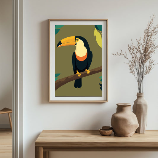 Denne stiliserte illustrasjonen av en majestetisk tukan sittende på en gren gir en tropisk og livlig følelse til ethvert interiør. Illustrasjon viser plakat i eik ramme.