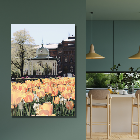 Dette motivet av tulipaner i Byparken i Bergen på lerret, vil være et blikkfang på veggen din!