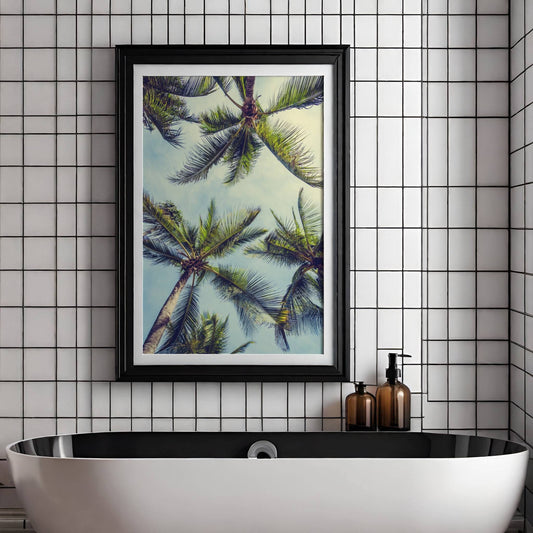 Få tropiske vibber rett inn i hjemmet med motivet Under Palmene. Illustrasjon viser motivet som plakat med passepartout i sort ramme.