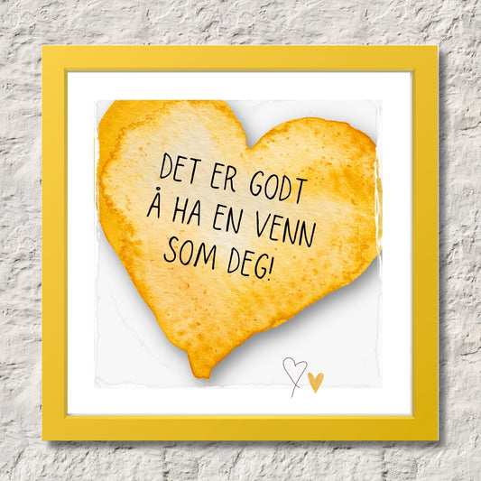 Plakat med lysegult hjerte og tekst "Det er godt å ha en venn som deg". Med hvit kant på 1,5 cm. Illustrasjon viser plakat i gul ramme.