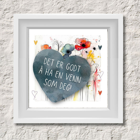 Plakat med lysegult hjerte og tekst "Det er godt å ha en venn som deg" - og et motiv med blomster i gul, rød, hvit, blå og oransje. Med hvit kant på 1,5 cm. Illustrasjon viser plakat i hvit ramme.