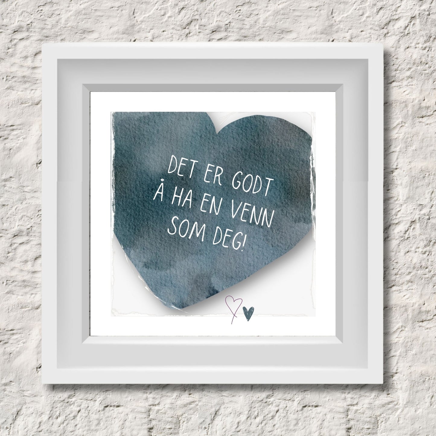 Plakat med lysegult hjerte og tekst "Det er godt å ha en venn som deg". Med hvit kant på 1,5 cm. Illustrasjon viser plakat i hvit ramme.