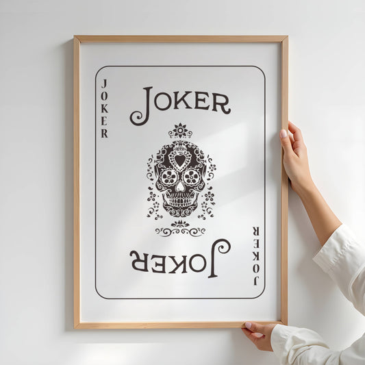 KORTSTOKK Joker Sort Plakat i ramme på vegg – ikonisk joker i sort design