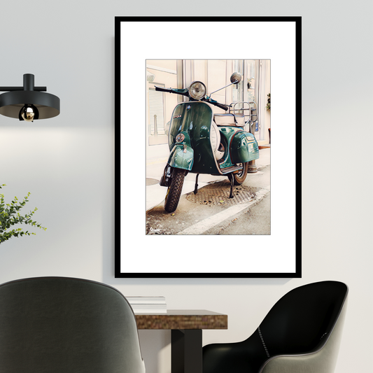 Grønn Vespa parkert foran en bygning i en gate i Italia. Tekstfelt nederst på plakat. Grafisk bearbeidet for å få et særpreg. Plakaten har hvit kantlinje.