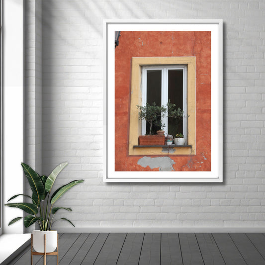 La deg inspirere av rustikk, italiensk arkitektur med denne vakre plakaten eller lerretet som fanger et autentisk vindu fra Camogli, en sjarmerende by i Liguria, Italia. Illustrasjonsfoto viser motivet som plakat i hvit ramme.