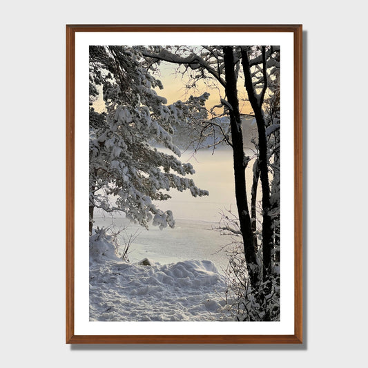 Magisk vinterdag ved Skranevatnet med frostrøyk i lav desembersol. Illustrasjon viser plakat i eikeramme.