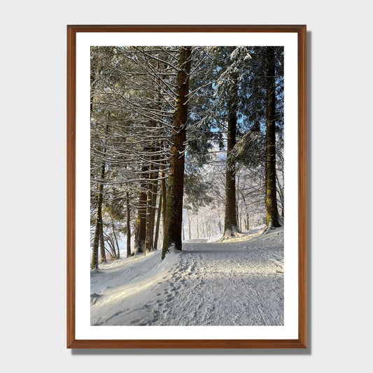 Magisk vinterdag ved Skranevatnet en desmberdag. Illustrasjon viser plakat i eikeramme.