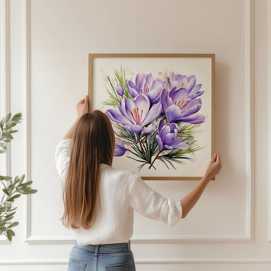 Vårkrokus – Plakat byr på en myk og poetisk fremstilling av krokusblomster – en hyllest til vårens første tegn. Illustrasjon viser plakat i eik ramme.