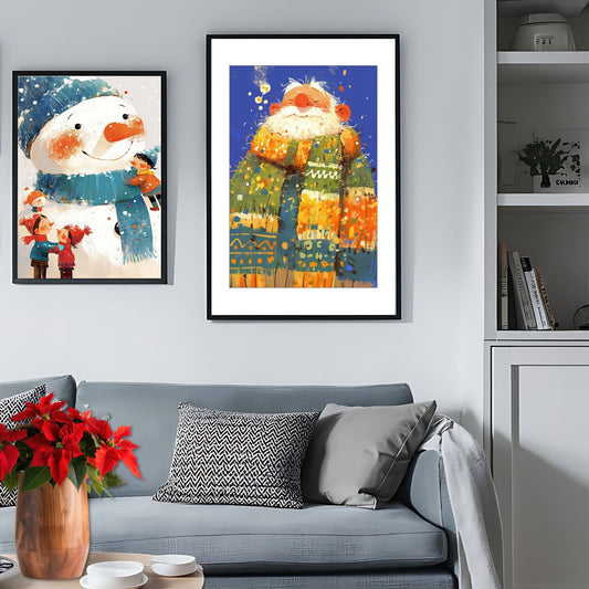 Dette sjarmerende kunstverket av en koselig julenisse, med rød nese og en fargerik, tykk strikket genser, fanger den varme og lune følelsen av vintersesongen. Illustrasjon viser motivet som plakat i ramme.