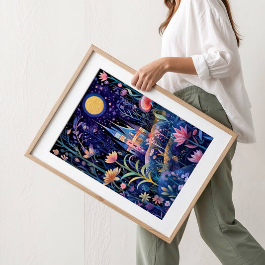 En blomsterkledd sti leder mot et lyst hus under måneskinnet – et bilde som roer ned og inspirerer. Illustrasjon viser plakat med passepartout i eik ramme.