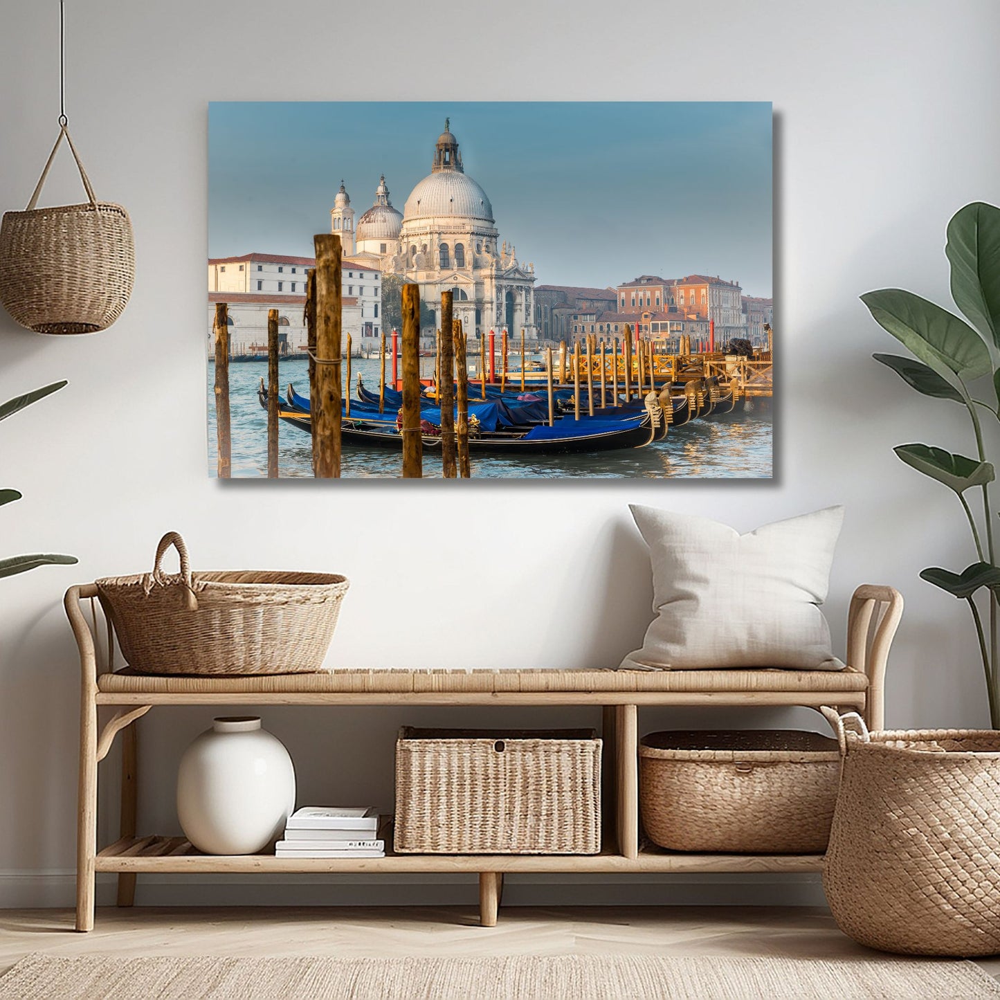 Dette kunstverket fanger den majestetiske basilikaen Santa Maria della Salute i Venezia, sett fra en klassisk vinkel med gondoler og det glitrende vannet i forgrunnen. Illustrasjonsfoto viser moitvet på lerret.