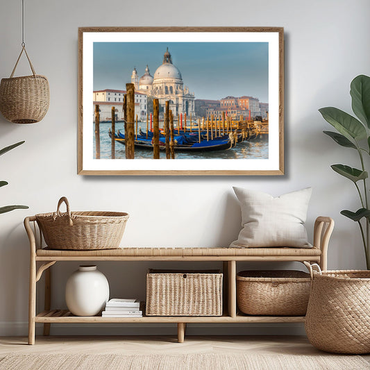 Dette kunstverket fanger den majestetiske basilikaen Santa Maria della Salute i Venezia, sett fra en klassisk vinkel med gondoler og det glitrende vannet i forgrunnen. Illustrasjonsfoto viser moitvet som plakat i brun ramme.