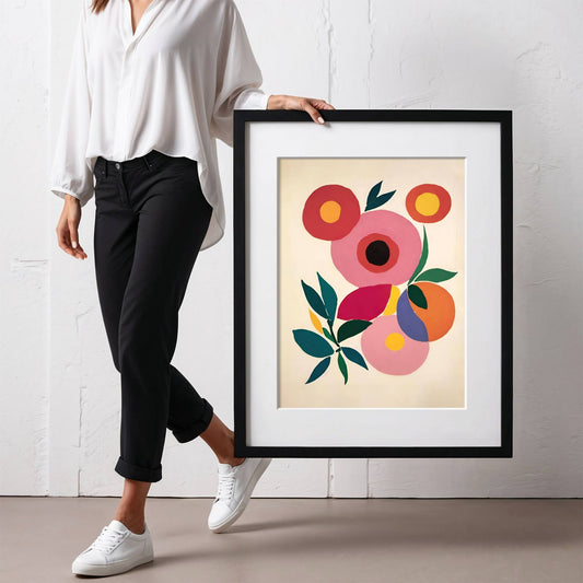 Dette moderne blomstertrykket kombinerer sterke, livlige farger med en leken og minimalistisk stil, perfekt for å skape et kunstnerisk blikkfang. Illustrasjonen viser plakat med passepartout i sort ramme.