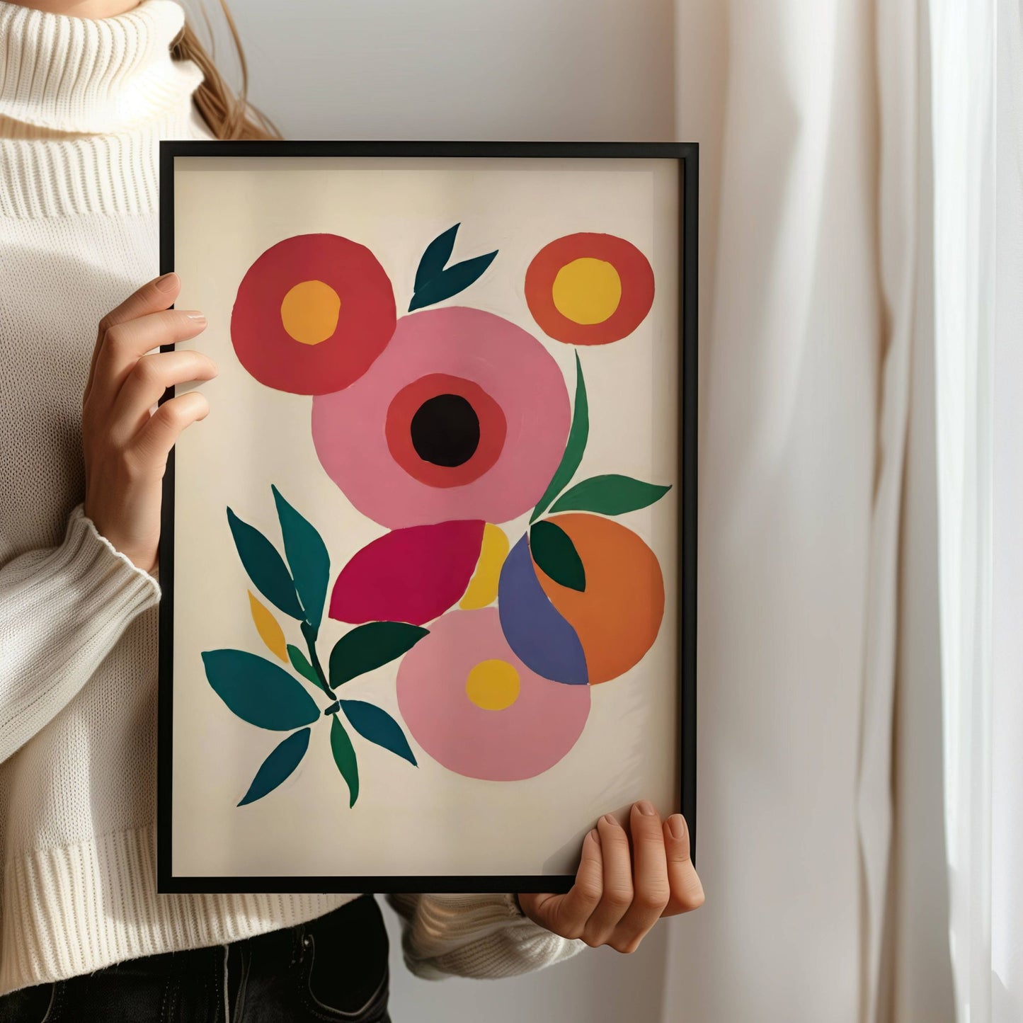 Dette moderne blomstertrykket kombinerer sterke, livlige farger med en leken og minimalistisk stil, perfekt for å skape et kunstnerisk blikkfang. Illustrasjonen viser plakat uten hvit kant i sort ramme.