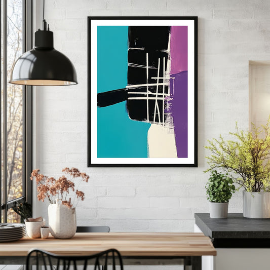 Et grafisk motiv som er preget av en dristig kombinasjon av håndtegnede linjer og sterke, kontrasterende farger som gir energi og modernitet til ethvert rom. Miljøfoto viser motivet som plakat i sort ramme.