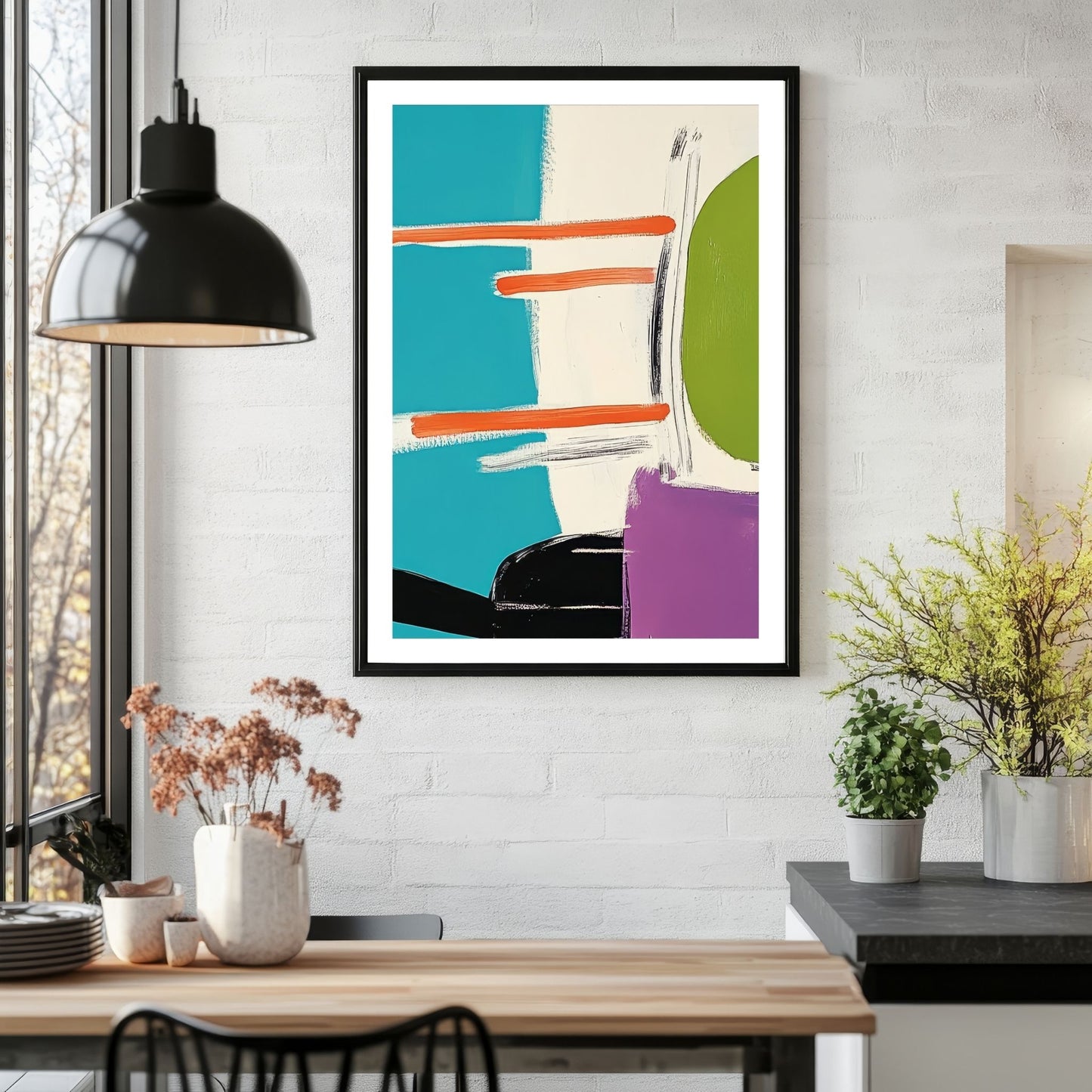 Et grafisk motiv som er preget av en dristig kombinasjon av håndtegnede linjer og sterke, kontrasterende farger som gir energi og modernitet til ethvert rom. Miljøfoto viser motivet som plakat i sort ramme.
