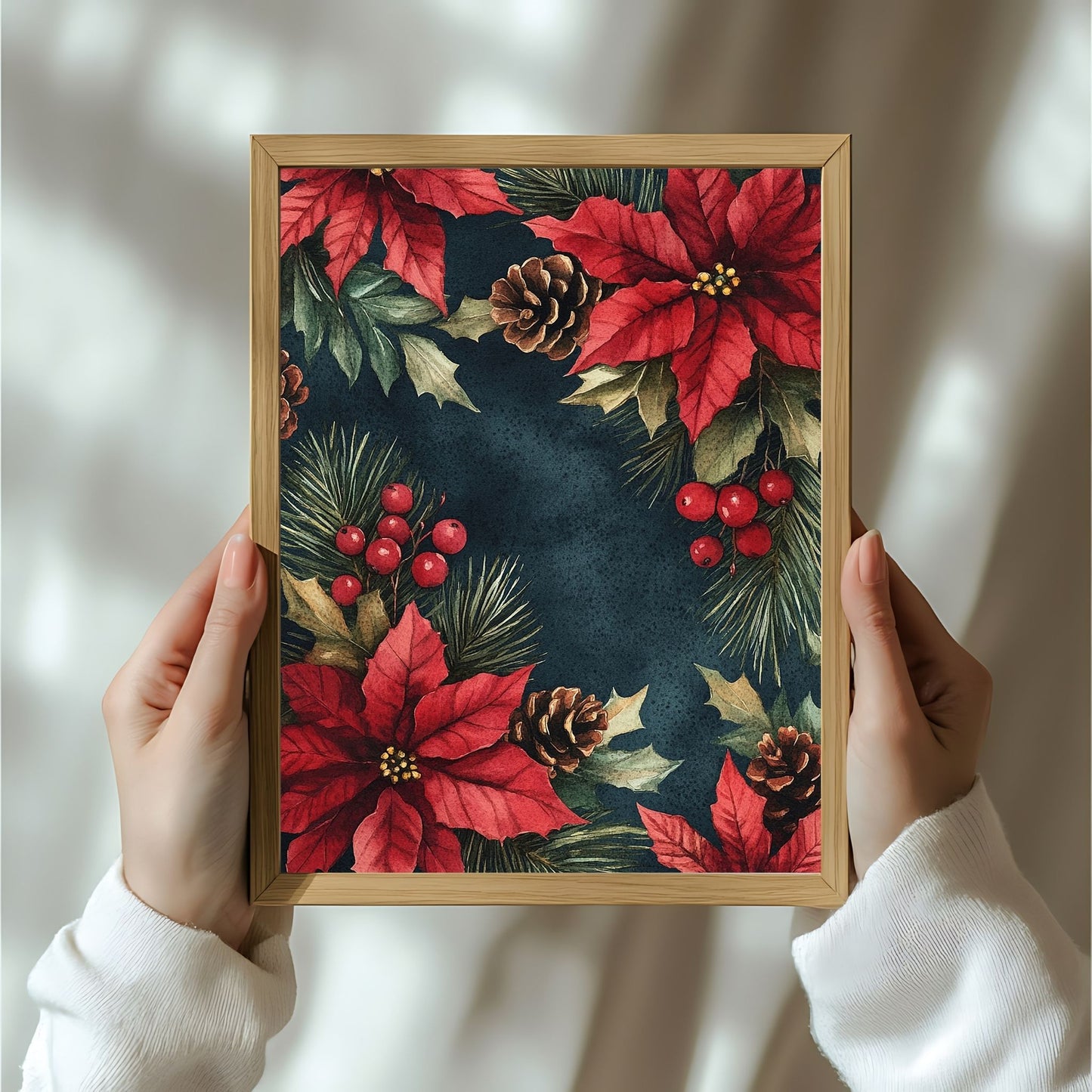 Disse vakre kunstverkene fremhever julestjernens dype røde toner og frodige grønne blader, akkompagnert av små detaljer som kongler og røde bær. Illusttrasjon viser motivet som plakat i ramme.