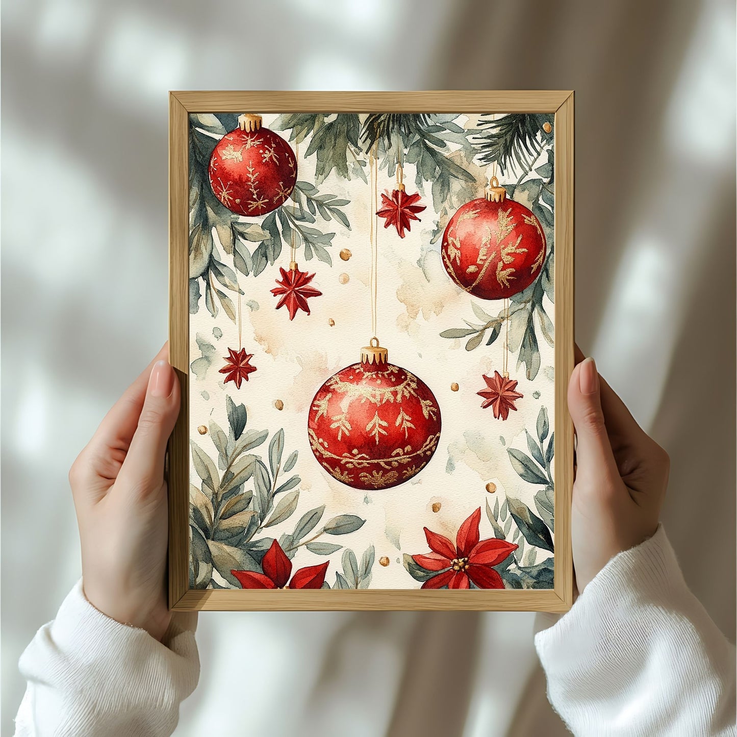 Motivene fra Vintage Jul kombinerer klassiske julekuler i rødt, gull og blått med delikate detaljer av vintergrener, kristtorn og snøfnugg. Illustrasjon viser motivet som plakat i ramme.