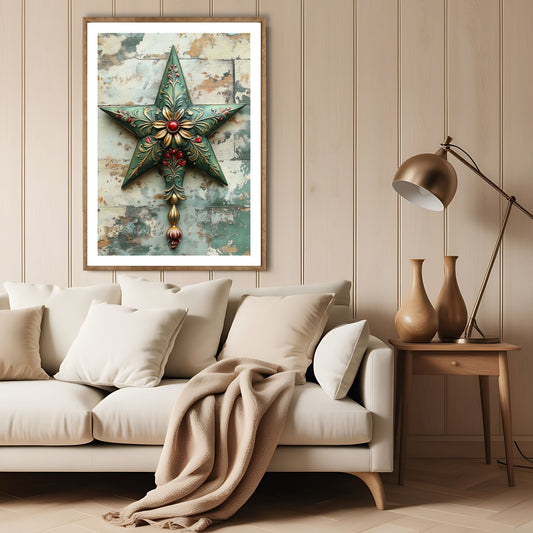 Dette motivet viser en detaljert julepynt i form av en stjerne med grønne og gyldne nyanser, omgitt av en rustikk bakgrunn. Illustrasjon viser motivet som plakat med hvit kant i lys ramme.
