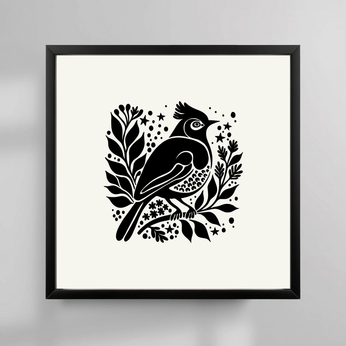 Dette elegante designet, med en vakker fugl omgitt av naturens grener og blader, bringer naturens skjønnhet inn i interiøret ditt. Illustrasjonsfoto viser plakat i sort ramme.