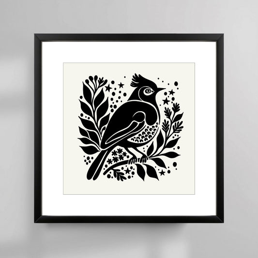 Dette elegante designet, med en vakker fugl omgitt av naturens grener og blader, bringer naturens skjønnhet inn i interiøret ditt. Illustrasjonsfoto viser plakat i sort ramme.