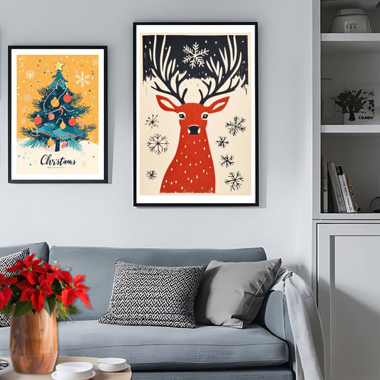 Denne unike illustrasjonen, med sin enkle, men slående fargepalett, fanger vinterens mystikk og hjortens rolige eleganse, og skaper en sofistikert juledekorasjon som passer til alle rom. Illustrasjon viser motivet som plakat i ramme.