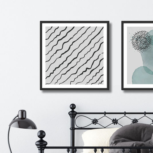 Denne grafiske illustrasjonen skaper en dynamisk atmosfære med sine bølgende linjer i svart på en subtil grå bakgrunn. Illustrasjonsfoto viser motivet i svart ramme.