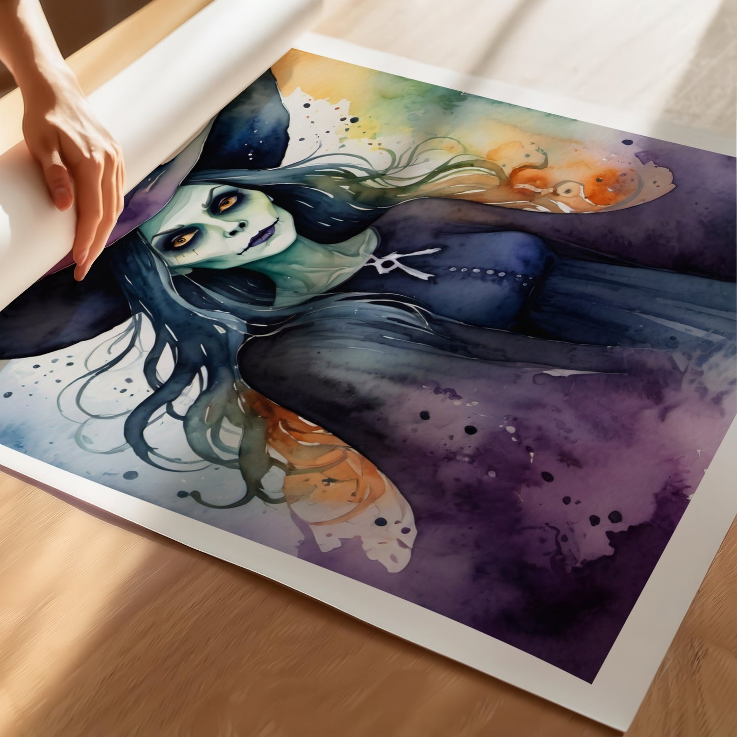 “Wicked Witch” er en stemningsfull Halloween-plakat i akvarellstil, med en mørk og elegant heks omgitt av lilla og oransje toner. Illustrasjon viser plakat på print.
