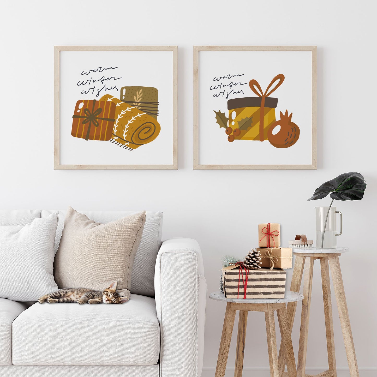Et harmonisk motiv med teksten Warm Winter Wishes, hvor gaver og et sammenrullet pledd skaper en følelse av komfort og ro. Illustrasjon viser plakat i eik ramme sammen med et annet eksemplar fra serien.