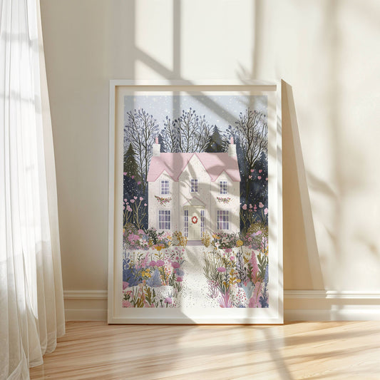 Winter Cottage Garden er en varm og innbydende kunstplakat og lerret som viser et idyllisk hus omgitt av et fargerikt vinterlandskap. Illustrasjon viser motivet som plakat med hvit kantlinje i ramme.