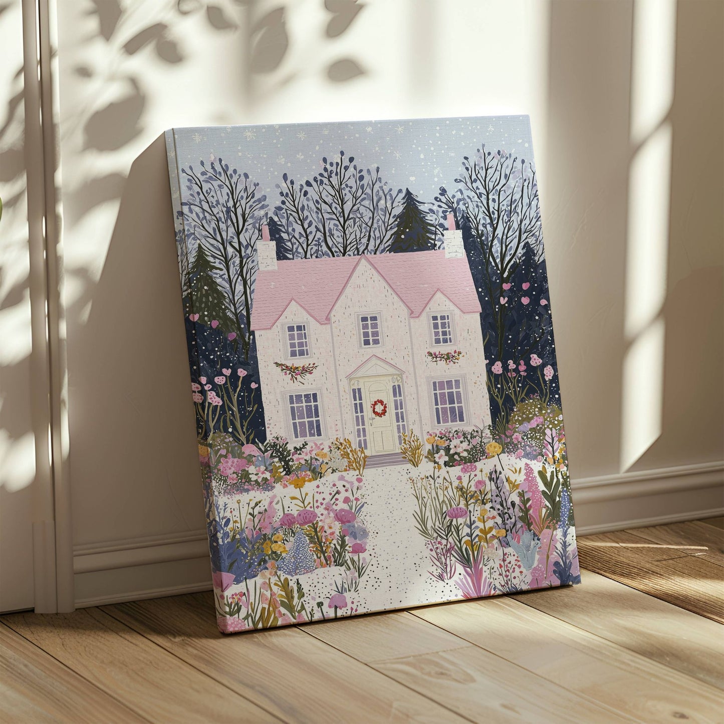 Winter Cottage Garden er en varm og innbydende kunstplakat og lerret som viser et idyllisk hus omgitt av et fargerikt vinterlandskap. Illustrasjon viser motivet på lerret.