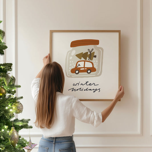 Et nostalgisk vintermotiv med teksten Winter Holidays. En liten bil med juletre på taket fanget i et glass minner om klassiske julefortellinger. Illustrasjon viser plakat i eik ramme.