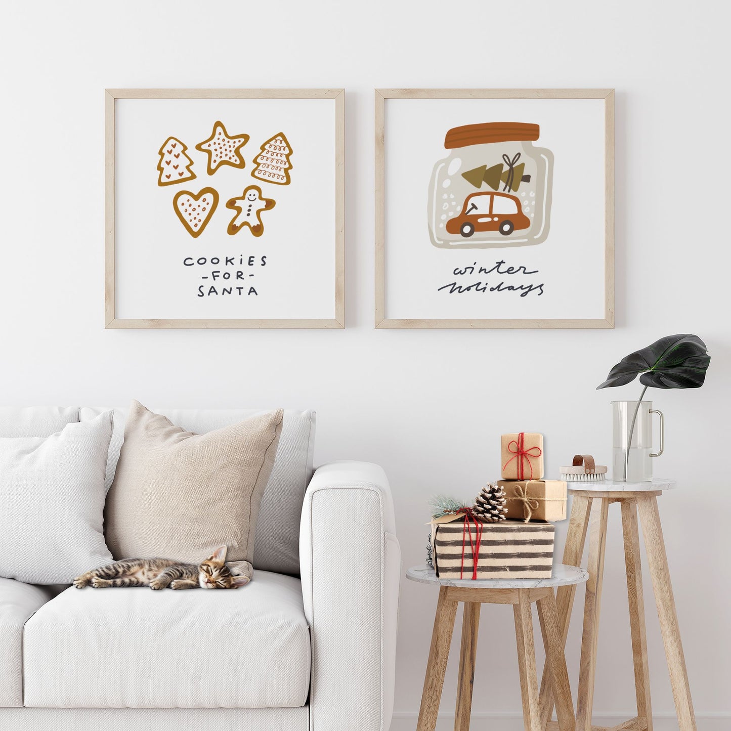 Et nostalgisk vintermotiv med teksten Winter Holidays. En liten bil med juletre på taket fanget i et glass minner om klassiske julefortellinger. Illustrasjon viser plakat i eik ramme sammen med seriens plakat Cookies for Santa.