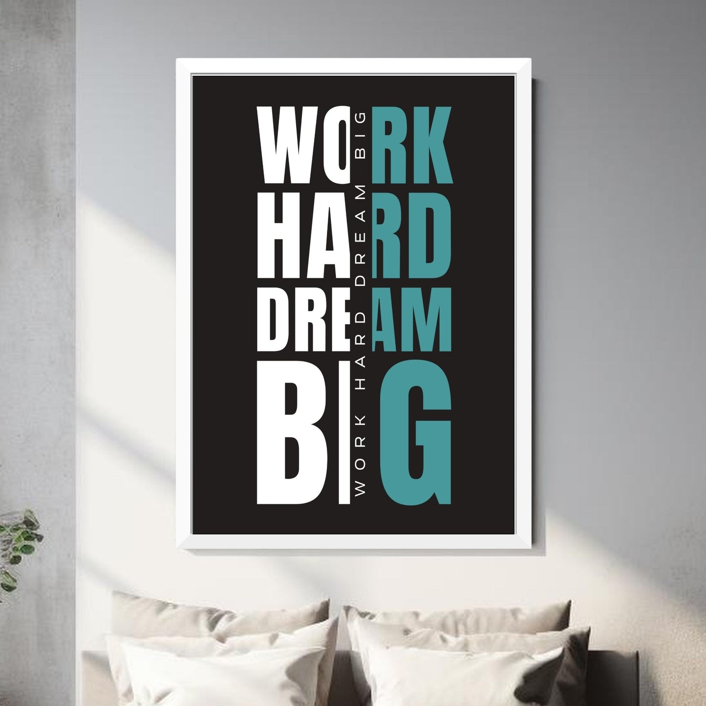 "Work hard dream big" - tekstplakat med hvit og grønn tekst, og sort bakgrunn. Illustrasjon viser plakat i hvit ramme.